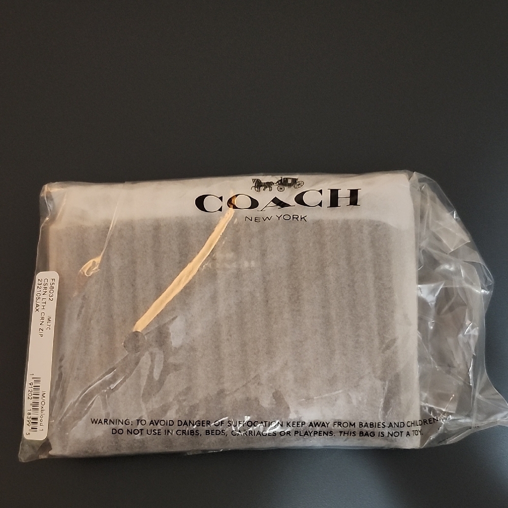 Coach Corner Zip Wristlet In Oxblood NWT NBU